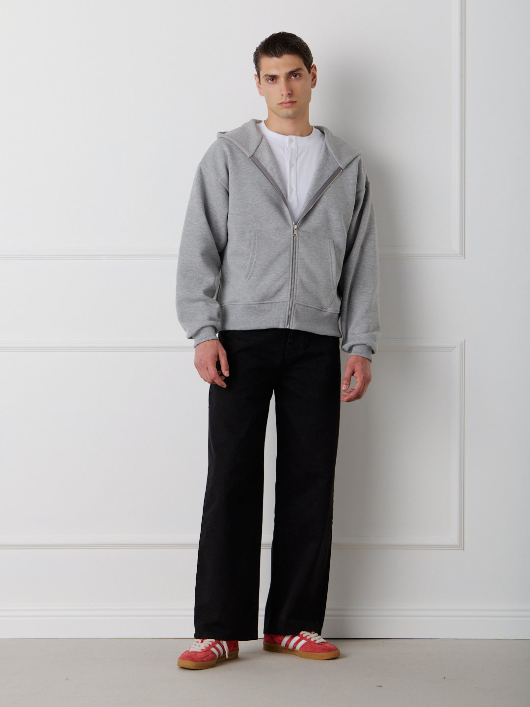 ESSENTIAL ZIP HOODIE