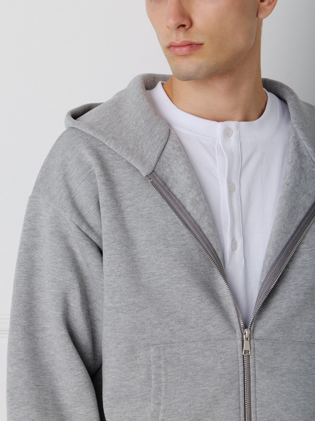 ESSENTIAL ZIP HOODIE
