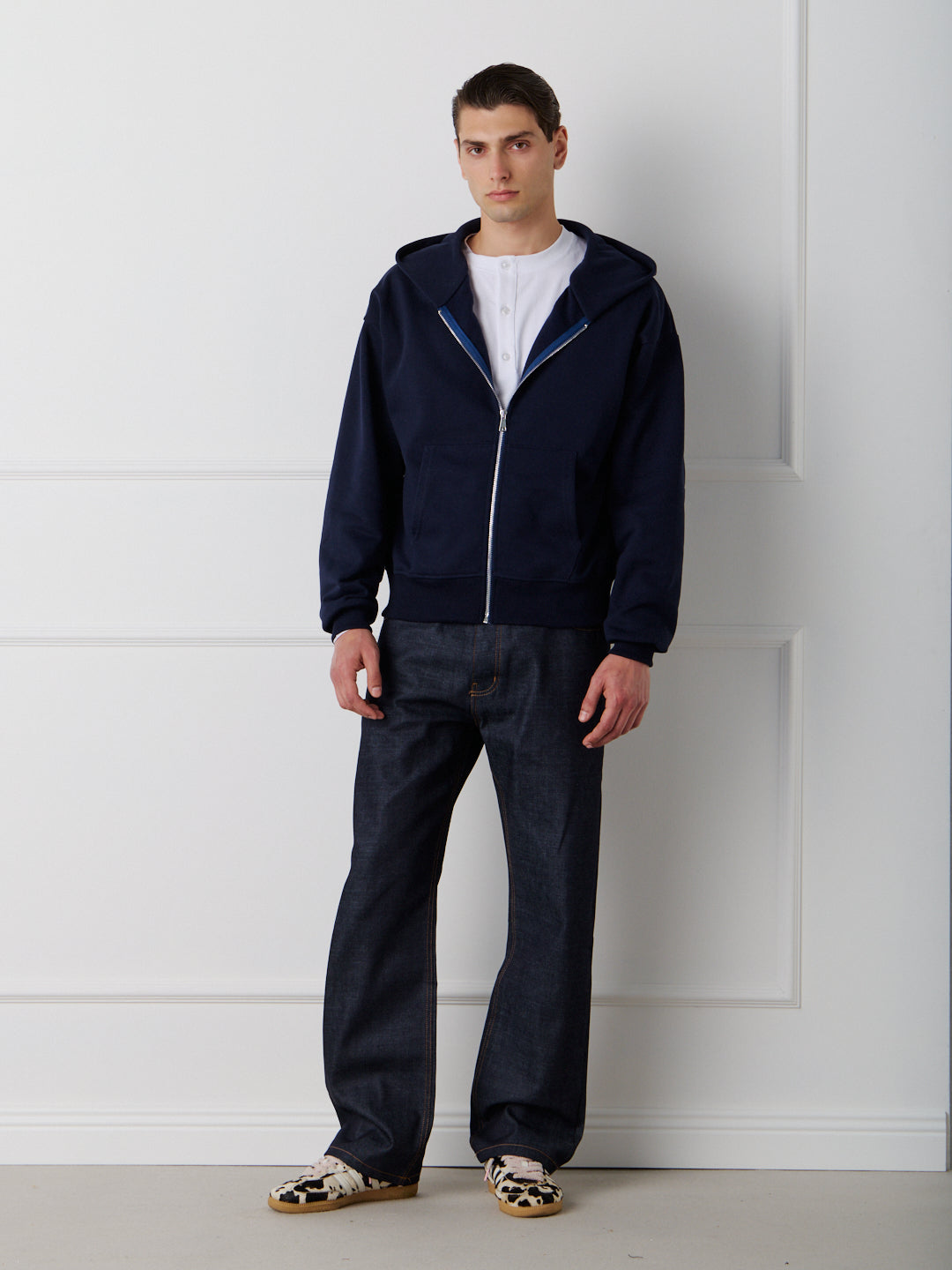 ESSENTIAL ZIP HOODIE