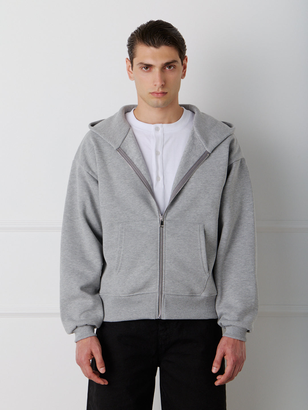 ESSENTIAL ZIP HOODIE