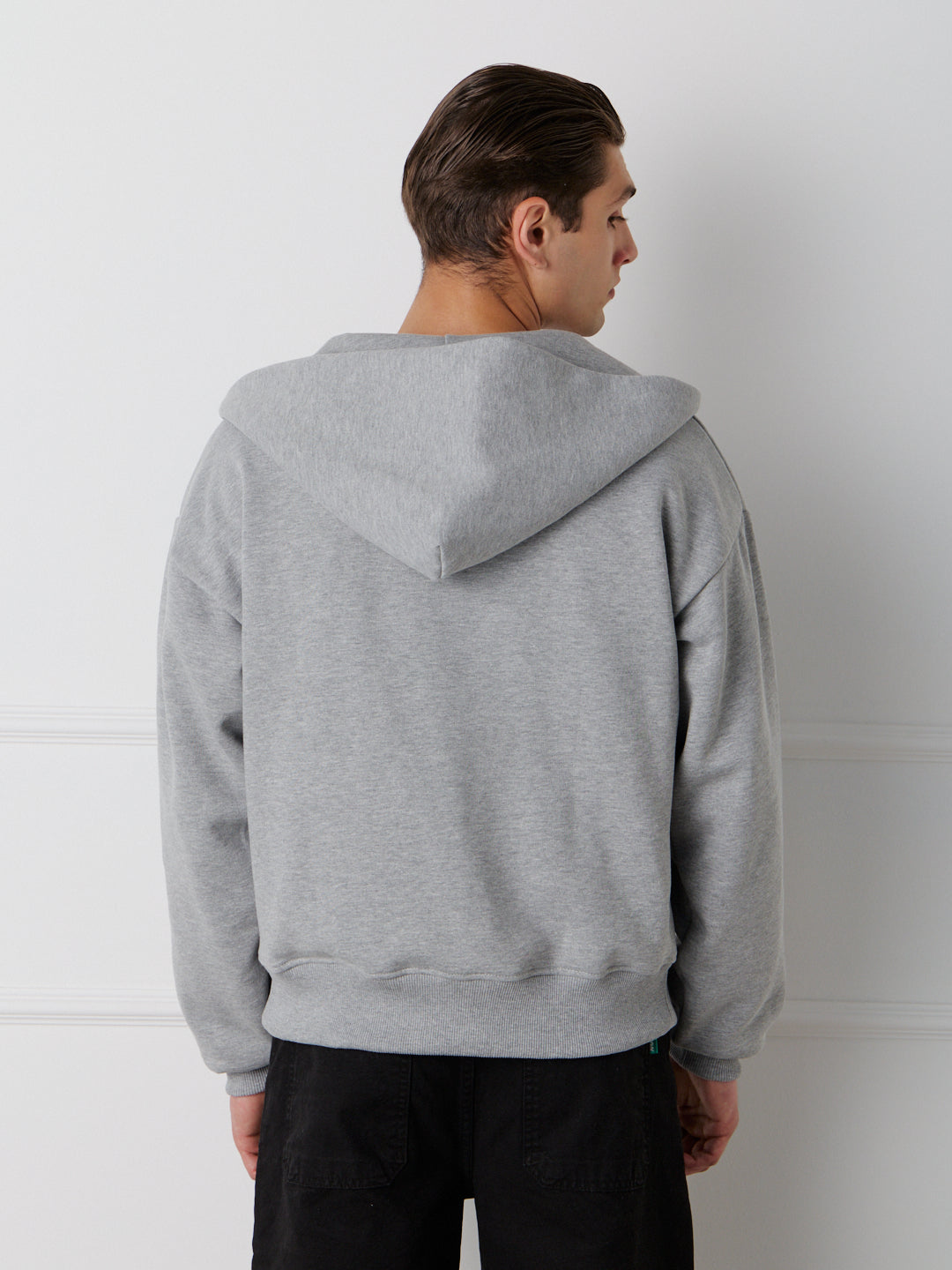 ESSENTIAL ZIP HOODIE