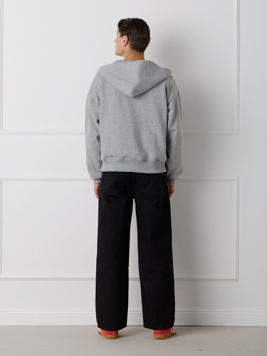 ESSENTIAL ZIP HOODIE