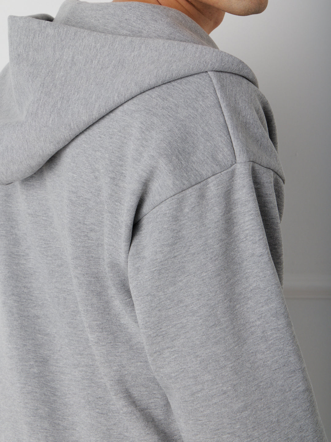 ESSENTIAL ZIP HOODIE