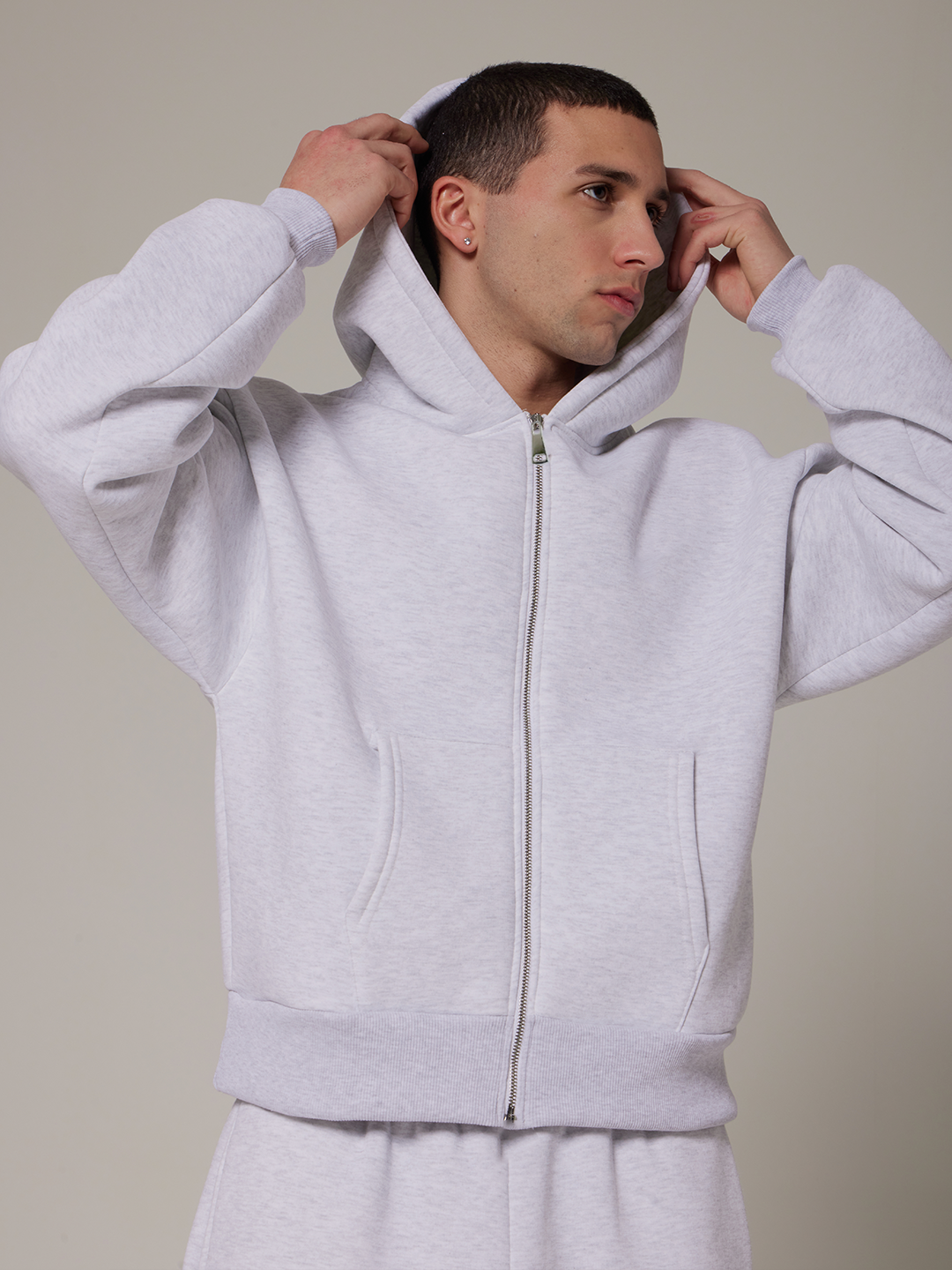 ESSENTIAL ZIP HOODIE