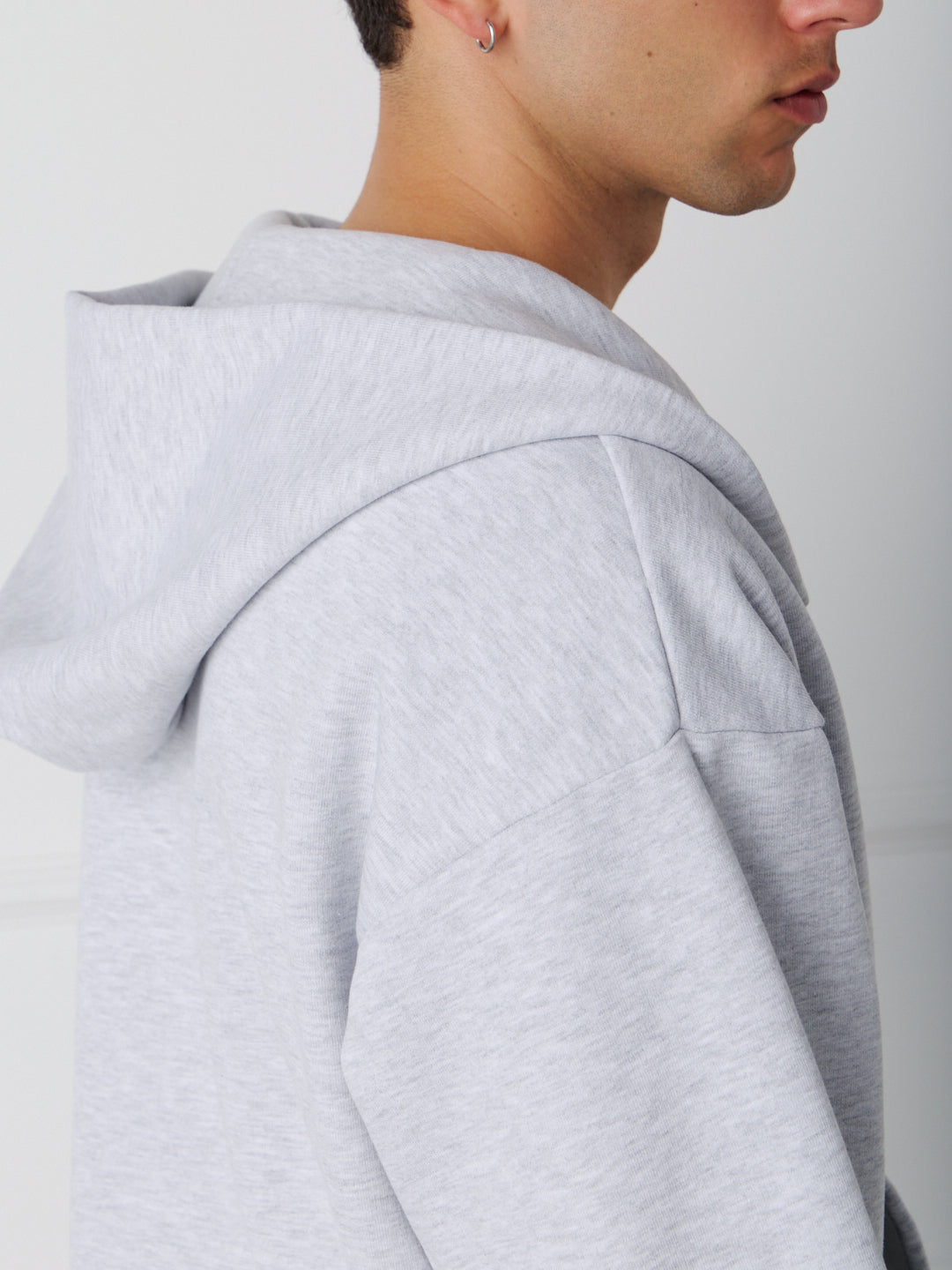 ESSENTIAL ZIP HOODIE