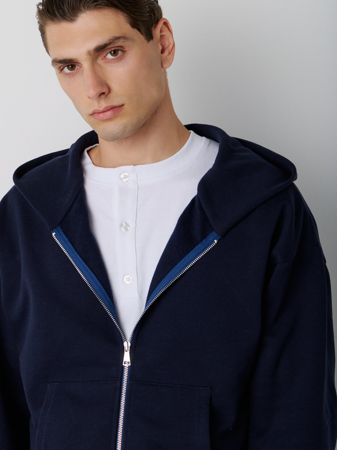 ESSENTIAL ZIP HOODIE